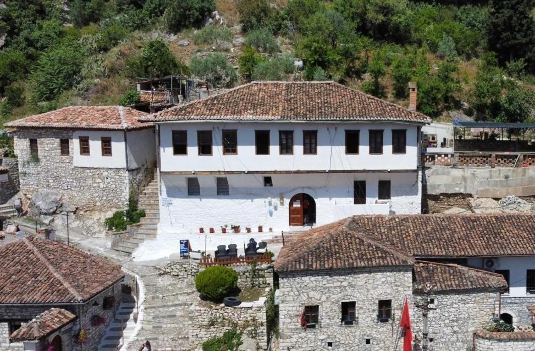 Guest House Lion Berati Exterior foto