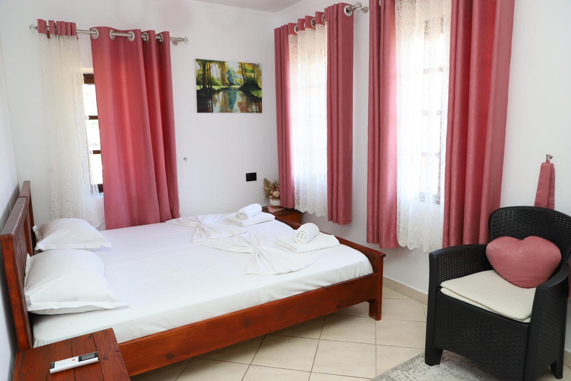 Guest House Lion Berati Exterior foto