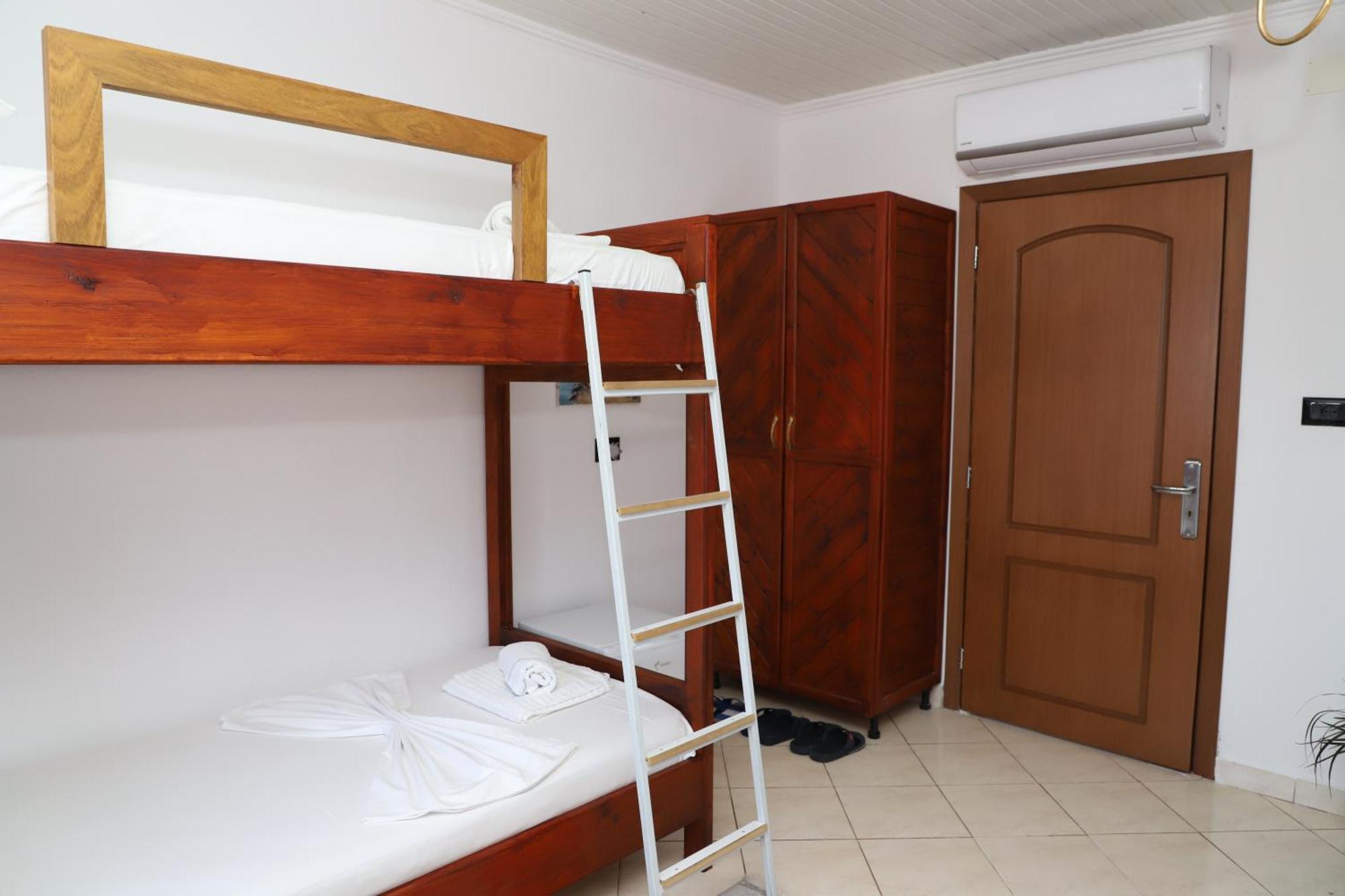 Guest House Lion Berati Exterior foto