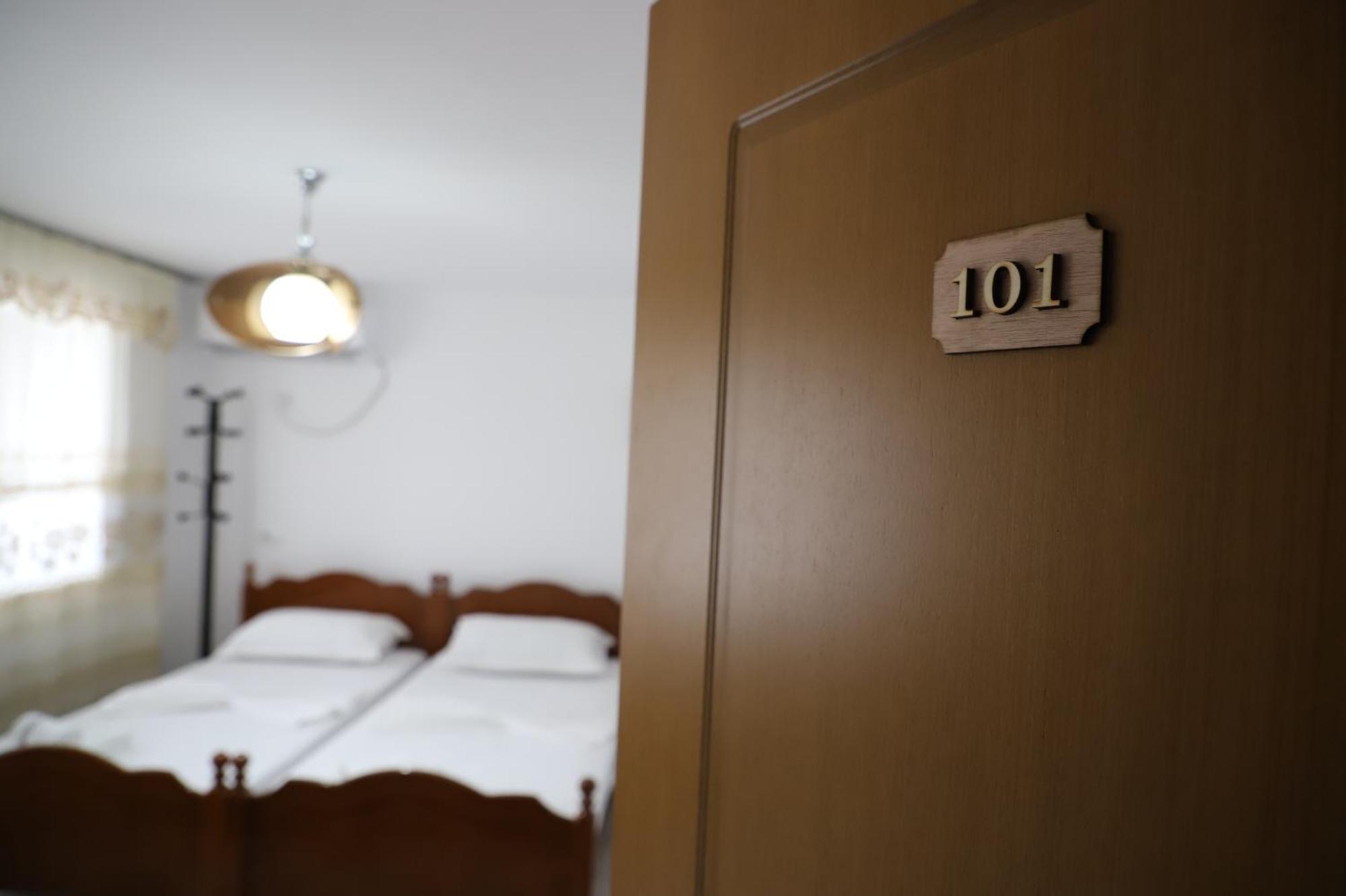 Guest House Lion Berati Exterior foto