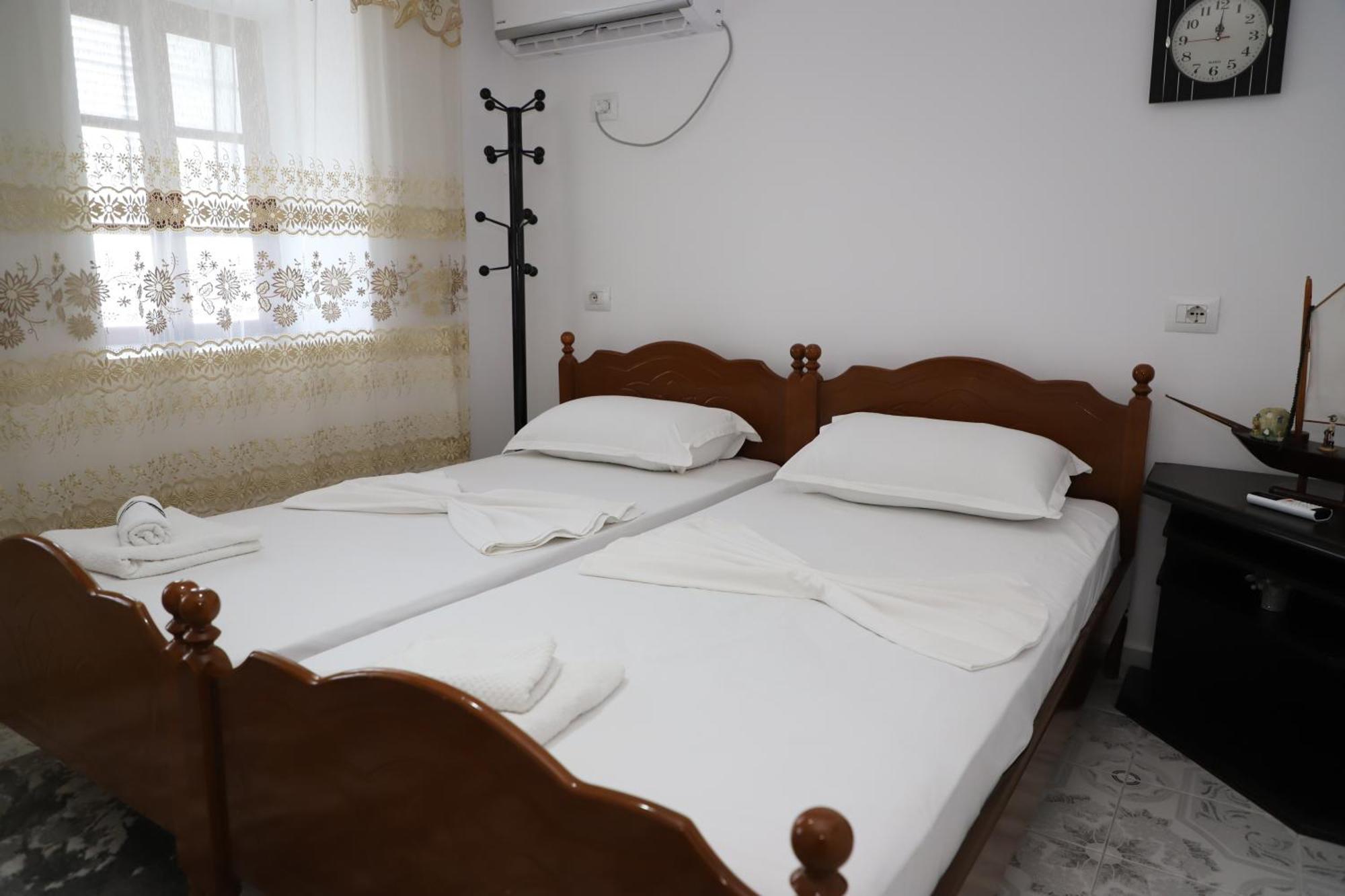 Guest House Lion Berati Exterior foto